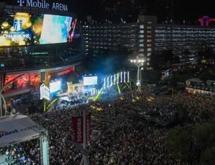 Knights celebrate NHL crown with night parade