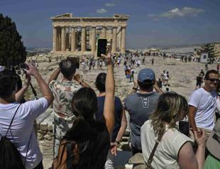 Overwhelming Acropolis queues a challenge for visitors
