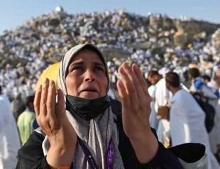 As temperatures climb, pilgrims ascend Mount Arafat for hajj climax