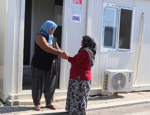 Quake survivors visit graves of their loved ones on Eid