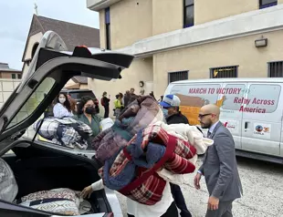 2nd bus carrying asylum seekers from Texas arrives in Los Angeles