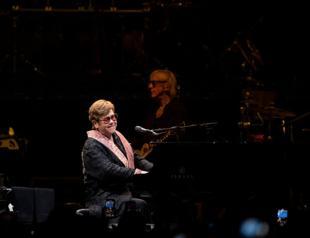 Fans flock for Elton Johns final farewell show