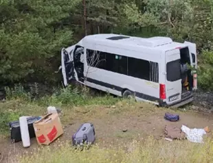 Four killed, 10 injured as van overturns in Erzincan