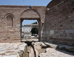 Historical walls of İznik under protection