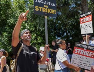 Hollywood plunges into all-out war