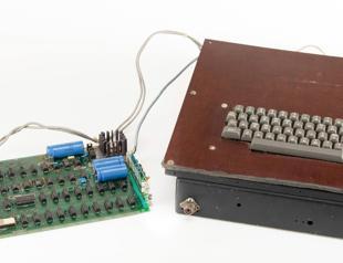 Computer that helped launch the Apple empire at auction