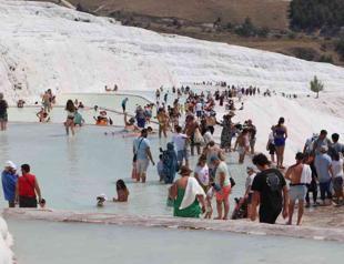 Some 1.15 mln tourists flock to Pamukkale in 2023