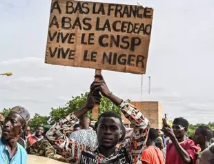 Niger closes airspace over threat of intervention as junta defies deadline