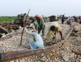 Death toll from train derailment in Pakistan rises to 30