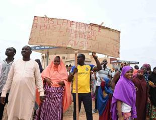Niger coup supporters protest West African military force