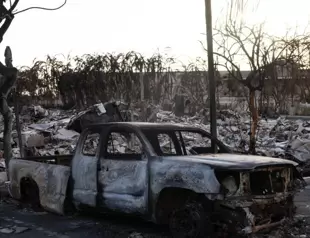 Hawaii fire death toll nears 100, and anger grows