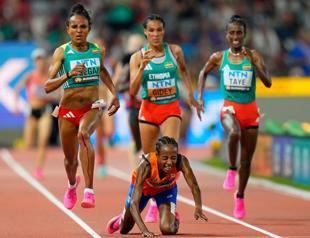 Hassan fall hands Tsegay world 10,000m title