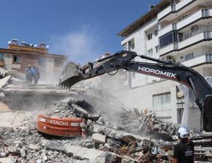 Grab operator dies under debris during demolition
