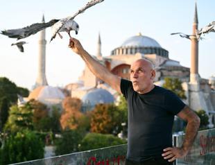 ‘Seagull feeding pose’ captivates 2,000 tourists every day