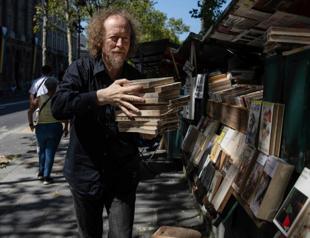 Paris booksellers wont let stands be removed for Olympics