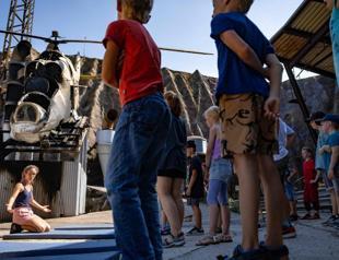 Strike-hit German stunt performers train kids