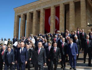 Erdoğan marks Victory Day, visits Anıtkabir