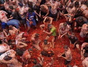 Streets awash in red pulp in Spanish Tomatina party