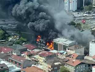 Fire engulfs workplace, adjacent buildings in Istanbul