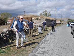 Teams launch 2,000-km plastic collection trek