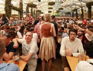 Crowds descend on Munich for official start of Oktoberfest