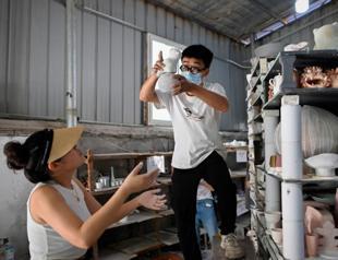 Chinese youths trade city-living for ceramics
