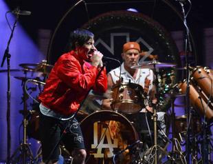 Lauryn Hill, Red Hot Chili Peppers draw fans to aid fest