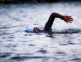 Athlete swims for 24 hours to highlight violence against women