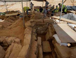 Archaeologists unearth the largest cemetery in Gaza