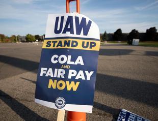 Canada autoworkers approve Ford offer as US strike goes on