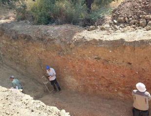 Researchers dig trench near active fault line in İzmir