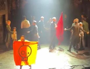 Climate protesters halt ‘Les Mis’ in London