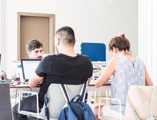 Some schools offer diplomas without mandatory attendance