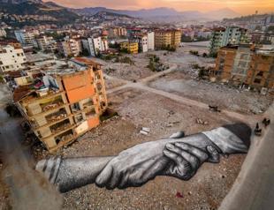 Artist paints on quake-hit Hatay