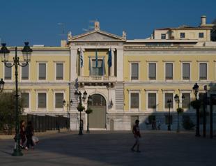 S&P returns Greeces credit rating to investment grade