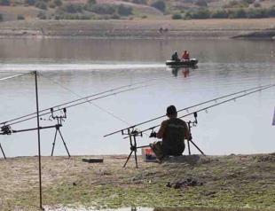 Anglers release fish back to sea to promote sustainable hunt