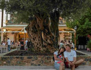 Record tourist numbers in Greece despite heatwave, fires