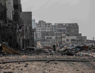 Israel strikes near Gazas largest hospital after accusing Hamas of using it as base