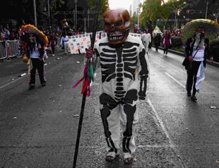Thousands flock to Day of the Dead parade