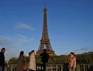 Paris business district looks to students to replace workers