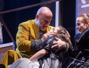 Theater chief offers to quit after Romeo and Juliet accident