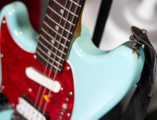 Guitar from Kurt Cobains last tour fetches over $1.5 mln