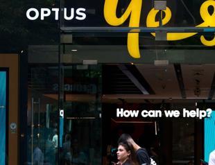 Optus boss quits after mass outage