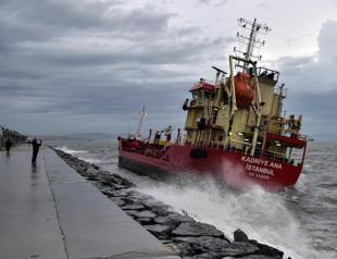 Powerful storm paralyzes daily life in Marmara region