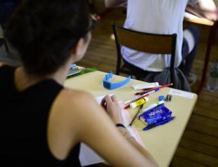 New Zealand to ban cellphones in schools