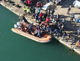 Teams recover bodies of students hit by waves in Black Sea