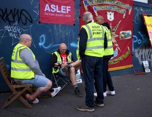 British train drivers set to continue pay strike