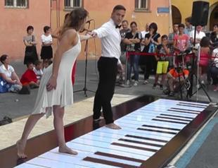 The piano with four feet on Antalya streets