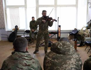 Live music offers respite from Ukraine trench life