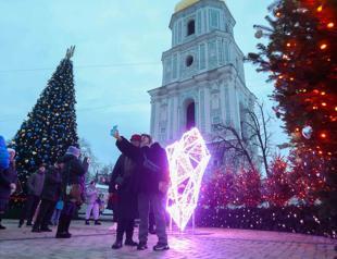 Ukrainians defy Moscow with first Dec 25 Christmas